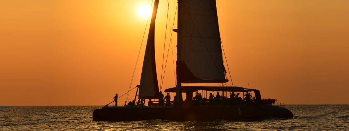 Puesta de sol con barco.